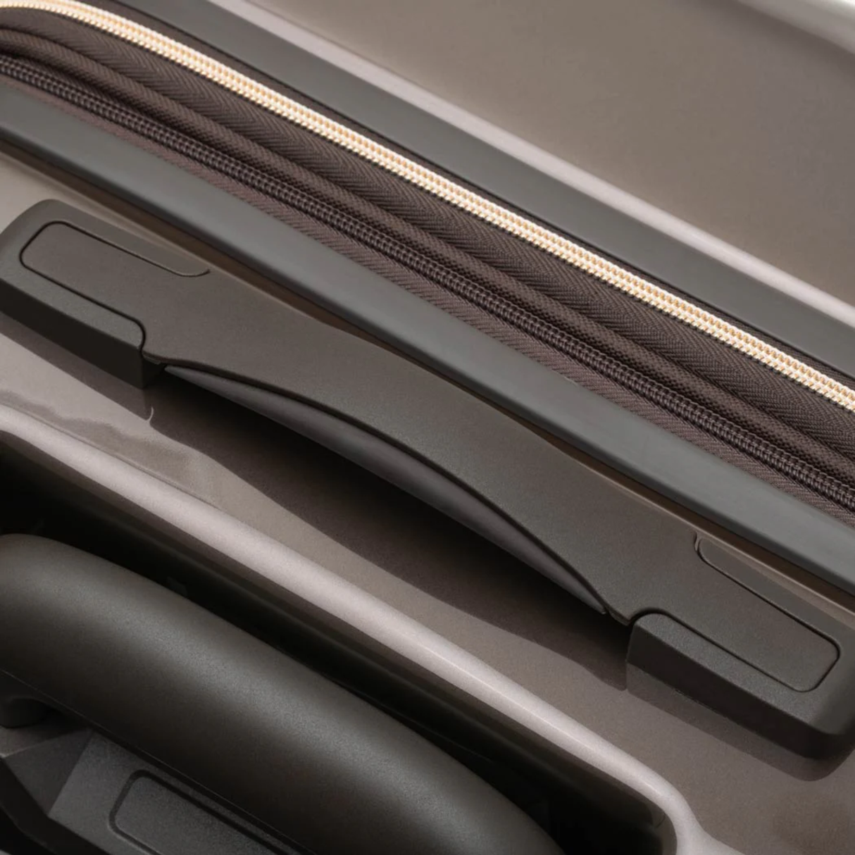 ストッパー付き鏡面拡張ファスナーキャリーVELIRO34L