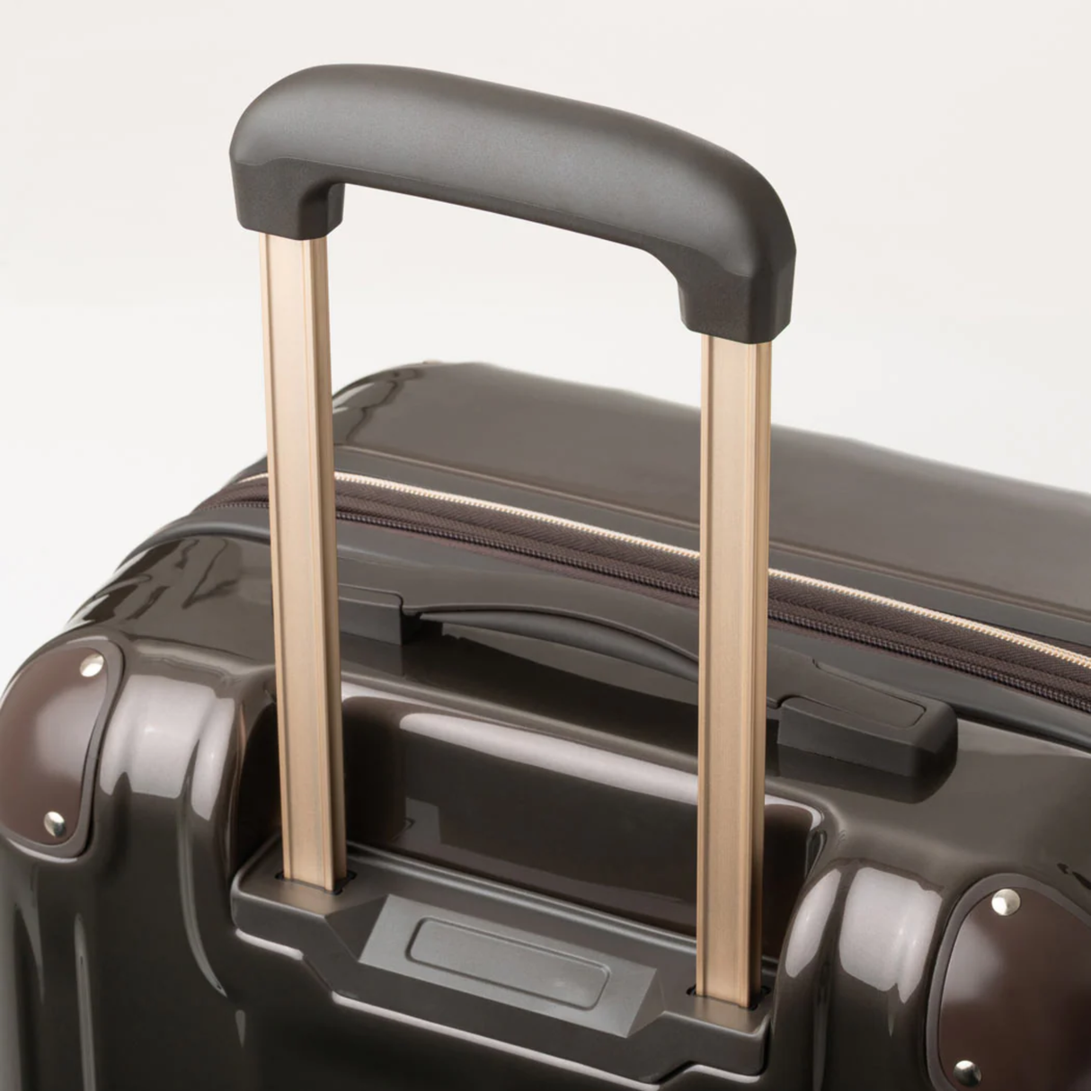 ストッパー付き鏡面拡張ファスナーキャリーVELIRO34L