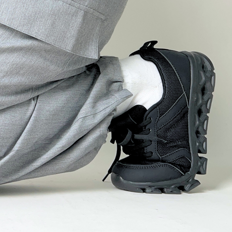 しゃがみやすいメッシュスニーカー