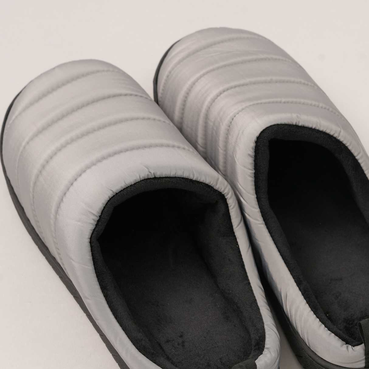 ダウン調サンダル