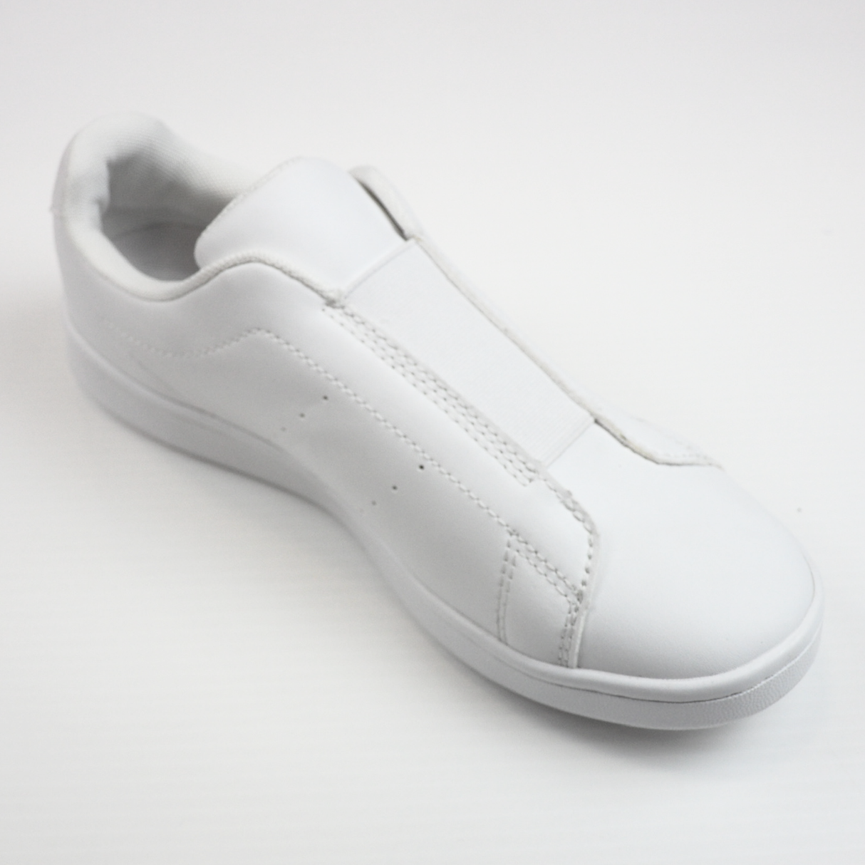 よごれにくい、脱ぎ履きしやすいスニーカー