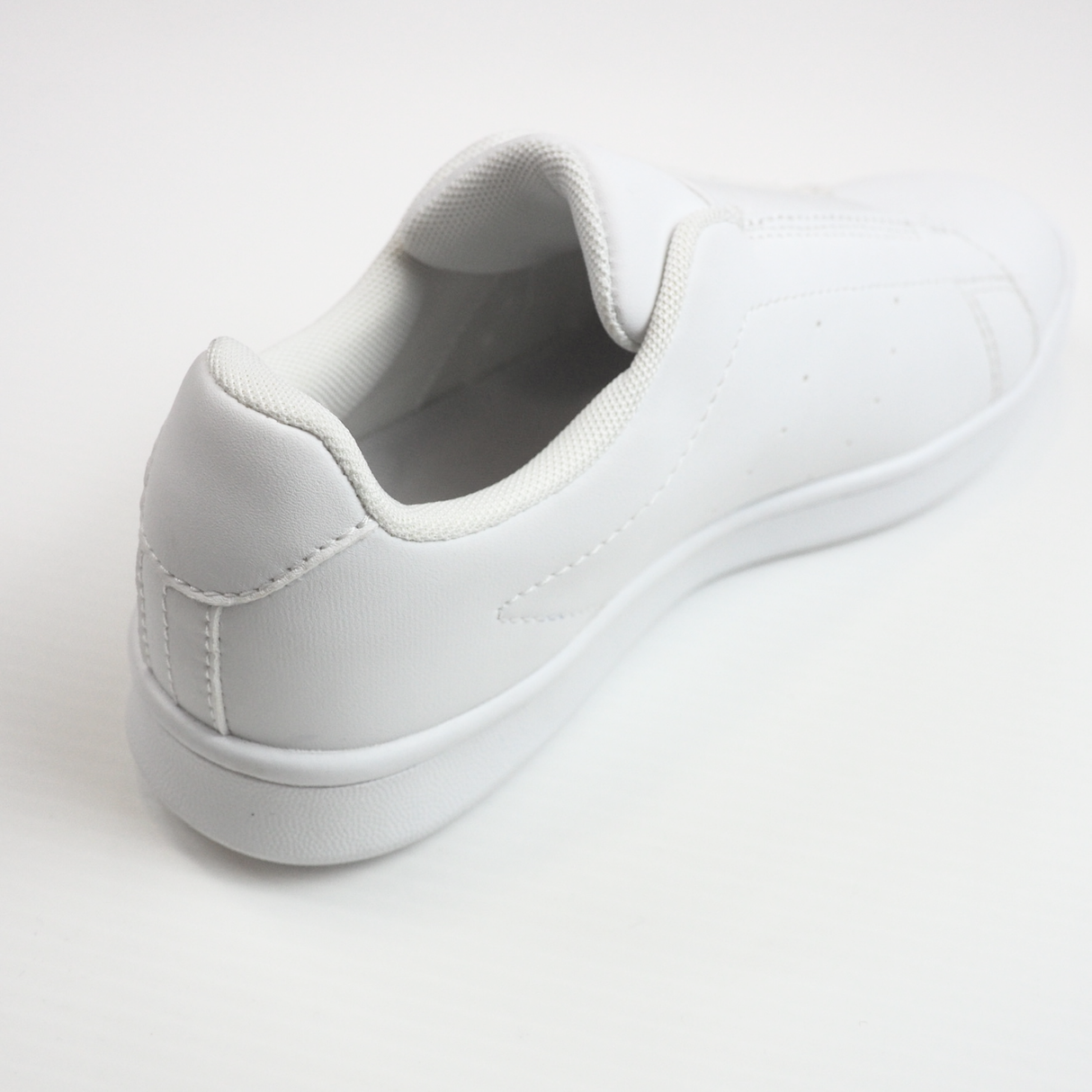 よごれにくい、脱ぎ履きしやすいスニーカー