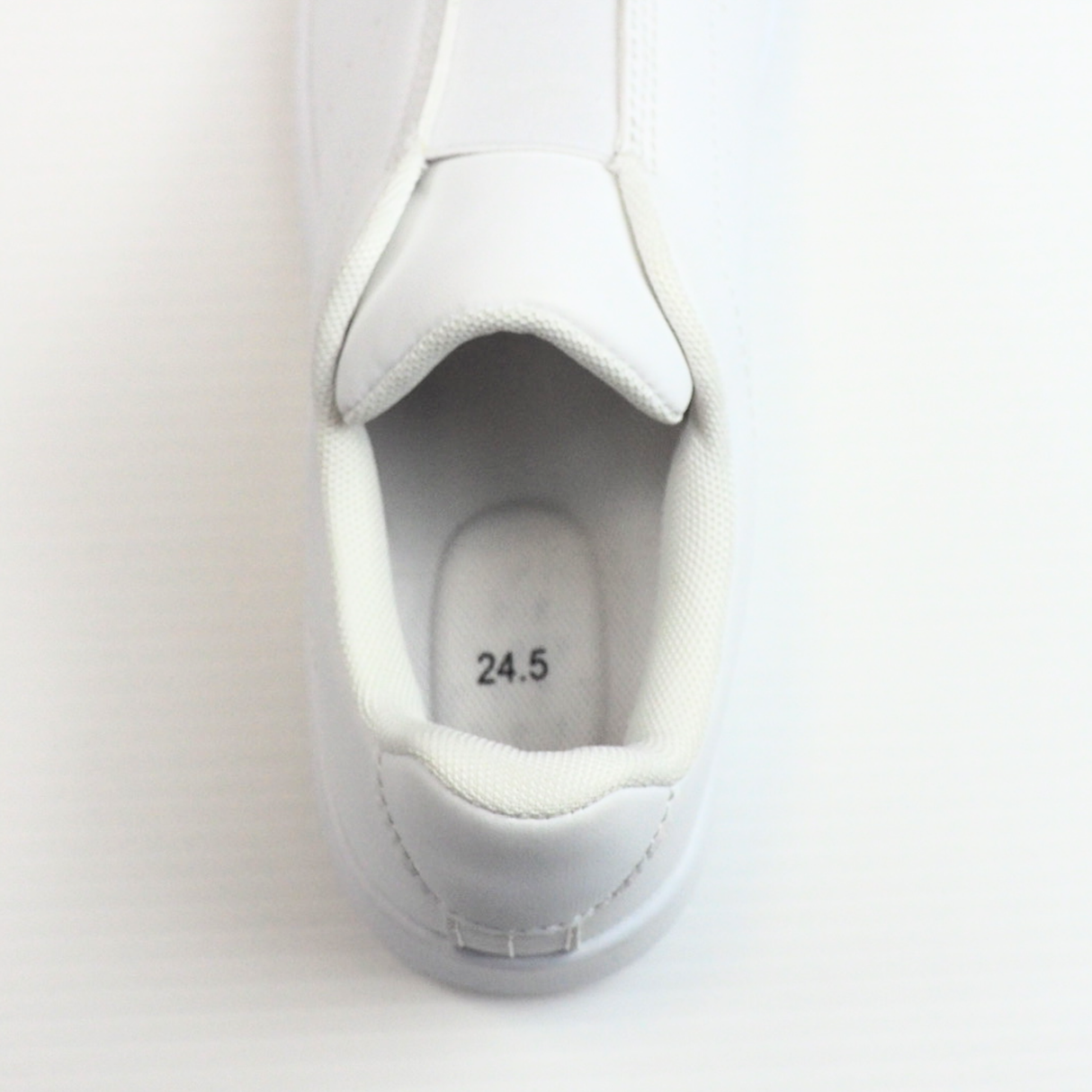 よごれにくい、脱ぎ履きしやすいスニーカー