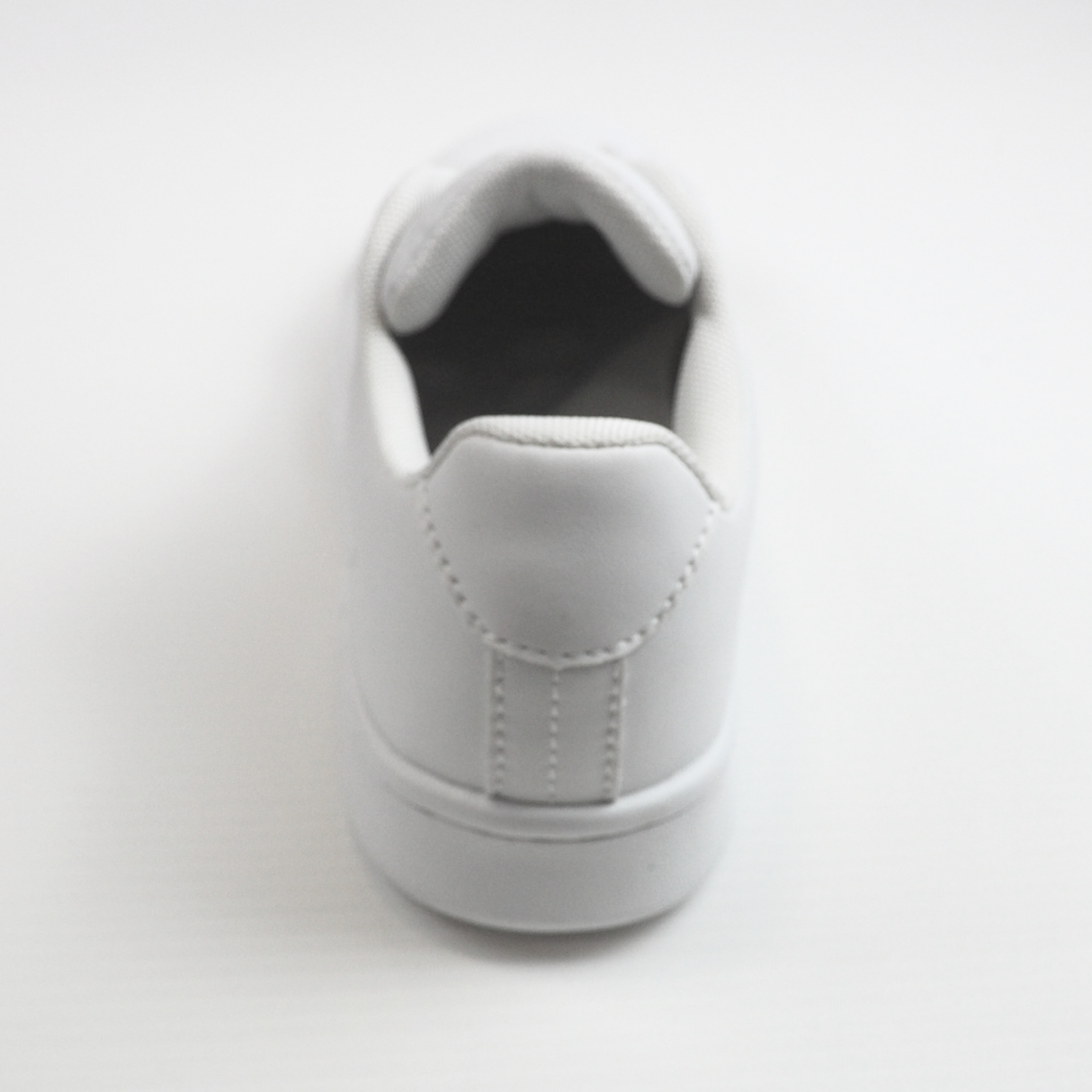 よごれにくい、脱ぎ履きしやすいスニーカー