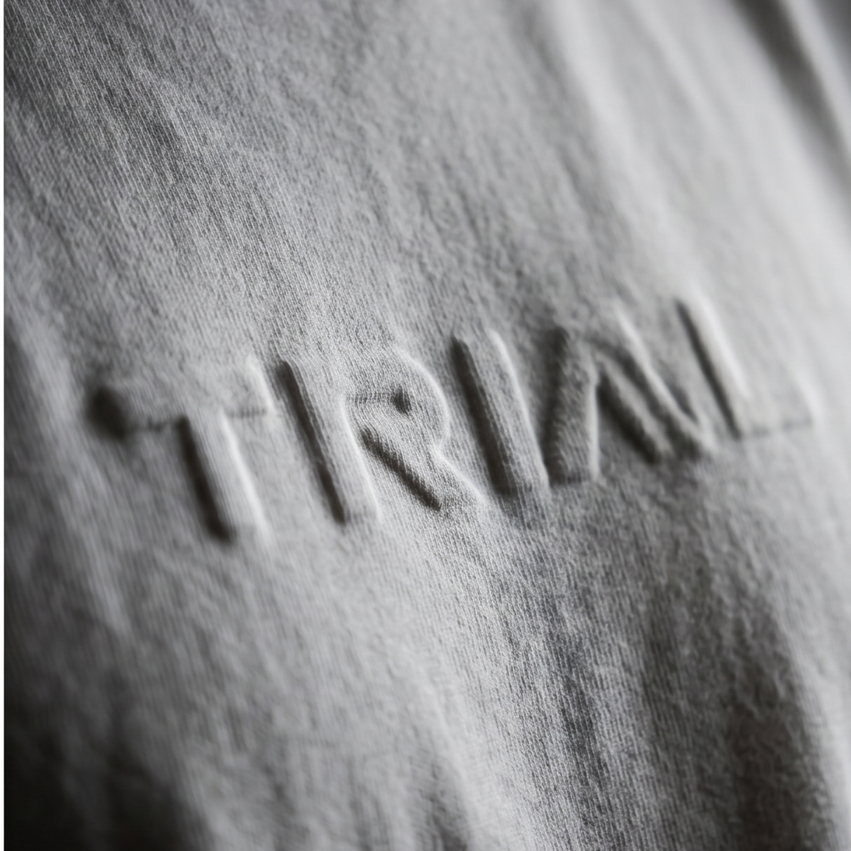 エンボスロゴTシャツ