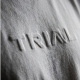 エンボスロゴTシャツ