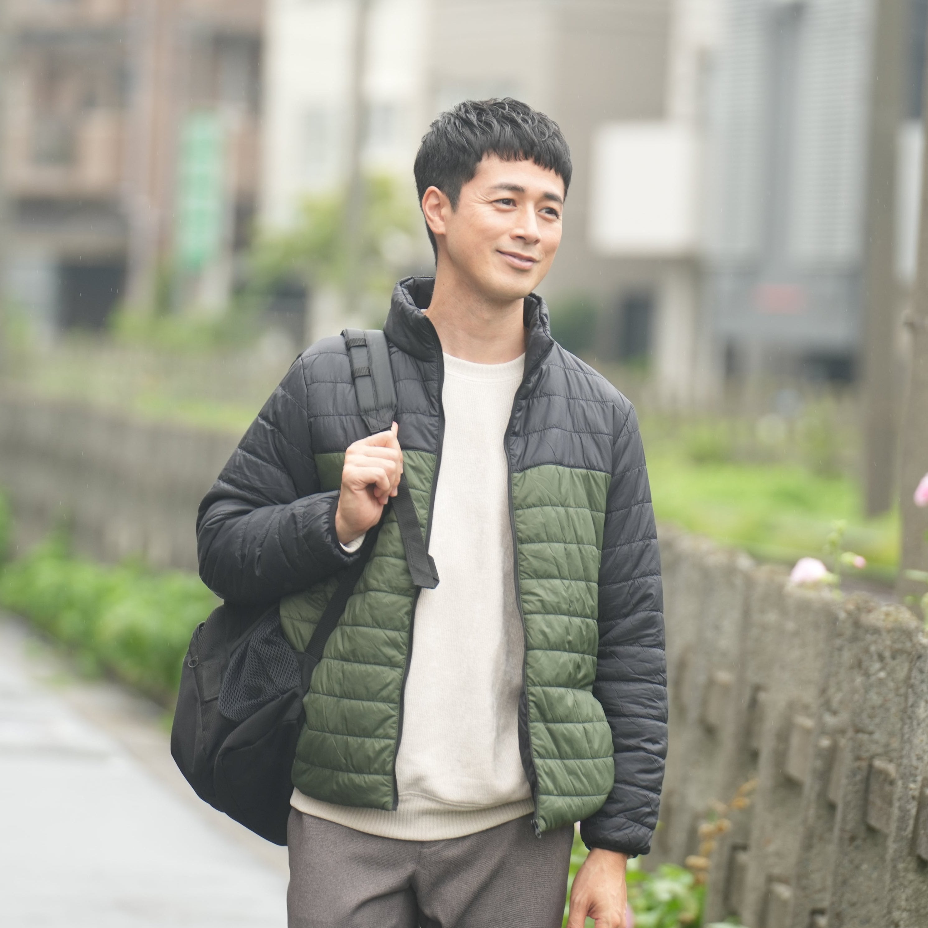 【希少カラー‼️】　Colombia ライトダウン　ジャケット　パフ　カーキ　XL 希少カラー‼️】 Colombia ライトダウン ジャケット パフ カーキ XL